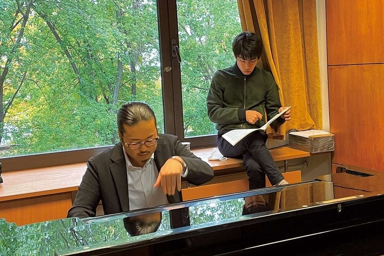 ショパンコンクール本選前に、反田の練習を見る務川（21年、ワルシャワ）　COURTESY OF NEXUS INC.