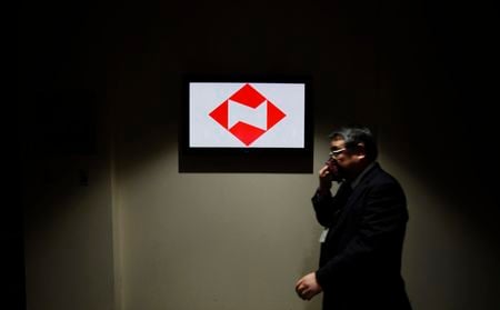　日本生命保険は２０２５年度下期の一般勘定運用で、上期に続き、過去に購入した低利回りの超長期国債を売却し、利回りの上昇してきた国債への入れ替えに注力する計画を示した。写真は同社ビルのロゴの前を横切る男性。２０１１年４月、東京で撮影（２０２５年　ロイター/Yuriko Nakao）