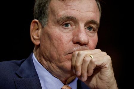 　３月５日、米上院情報特別委員会のワーナー委員長（民主党）はフォックス・ニュースに対し、「ＴｉｋＴｏｋ（ティックトック）」などの外国技術製品を米政府に禁止させることを狙いとする法案を今週議会に提出する方針を示した。写真は２０２２年９月、ワシントンで撮影（２０２３年　ロイター／Evelyn Hockstein）