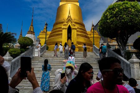 　１月２７日、タイ財務省は、観光と内需が回復する中、２０２３年の経済成長率見通しを３．８％に据え置いた。写真はバンコクの観光客。７日撮影（２０２３年　ロイター／Athit Perawongmetha ）