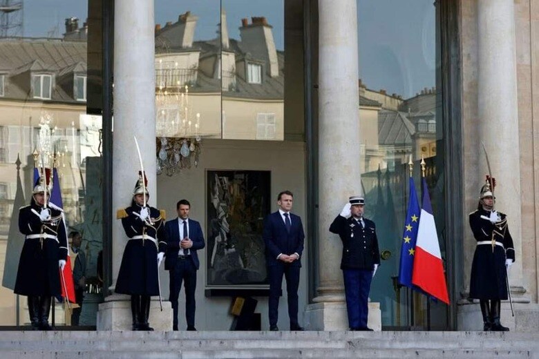 ２月１７日、欧州首脳は、パリで開いたウクライナ紛争に関する緊急会議で、ウクライナに安全の保証を提供する用意があるが、和平協定なしに停戦で合意するのは危険との立場で一致した。写真は首脳らを迎えるフランスのマクロン大統領。パリで撮影（２０２５年　ロイター/Gonzalo Fuentes）