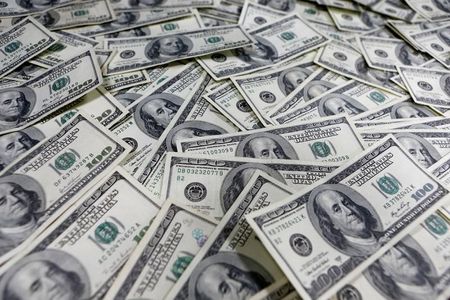 終盤のニューヨーク外為市場ではドルが上昇した。米国の新型コロナウイルス感染者増加を受け、景気の早期回復期待が後退した。ソウルで２０１３年１月撮影（２０１９年　ロイター/Lee Jae Won）
