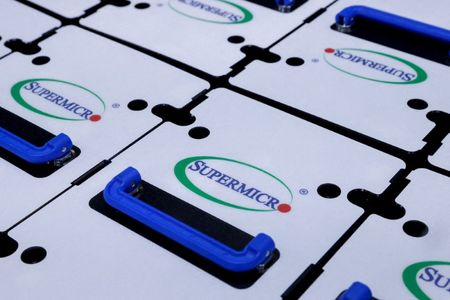 　人工知能（ＡＩ）向けサーバーを製造する米スーパー・マイクロ・コンピューターが４月３０日発表した第３・四半期（１－３月）決算は、売上高が３８億５０００万ドルとなり、ＬＳＥＧが集計したアナリスト予想の３９億５０００万ドルを下回った。昨年５月、台北で撮影（２０２４年　ロイター/Ann Wang）