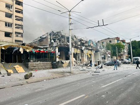 ウクライナ東部ハリコフ州で２８日、ロシアの砲撃があり民間人３人が死亡した。前日のクラマトルスクでの被害、２７日撮影の提供写真。（２０２３年　ロイター）