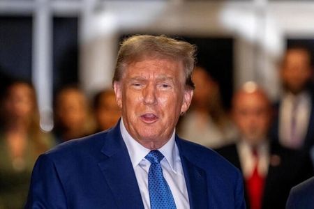 トランプ前米大統領の不倫口止め疑惑に絡む事件の公判が２０日、ニューヨーク州地裁で開かれ、弁護団は元腹心で顧問弁護士だったマイケル・コーエン氏の証言は信用できないとして、陪審員が評議を行う前に起訴を取り下げるよう要求した。写真は、同日に裁判所前で取材対応するトランプ氏。（２０２４年　ロイター／Mark Peterson/Pool via REUTERS）
