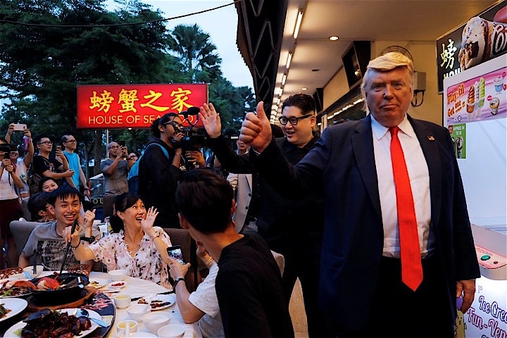 全世界が注目する世紀のイベント開催でシンガポールは熱気に包まれた。写真はシンガポールに現れた両首脳のそっくりさん。　Tyrone SiuHEADLINE - REUTERS