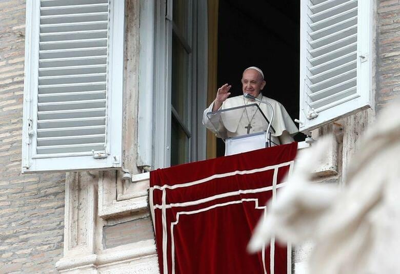 ローマ教皇フランシスコ(写真)は、新型コロナウイルスのパンデミック(世界的な大流行)は市場の力だけに頼ったり、富裕層や大企業の優遇を通じて貧困層まで富を浸透させようという「トリクルダウン」を期待するだけの政策では社会的恩恵が生み出せないことをあらためて示したと指摘した。バチカンで撮影(2020年　ロイター/Remo Casilli)