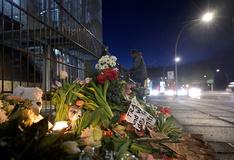 事件のあった王国会館に供えられた花束（3月11日）　Fabian Bimmer-REUTERS