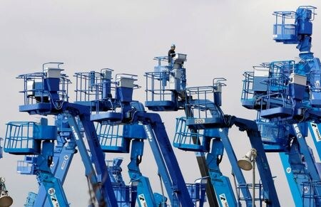 　経済産業省が２８日公表した１１月の鉱工業生産指数は前月比横ばいとなった。写真は川崎市の京浜工業地帯で２００９年４月撮影（２０２０年　ロイター／Kim Kyung-Hoon）