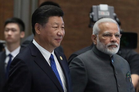 　９月５日、中国の習近平国家主席（左）は、新興５カ国（ＢＲＩＣＳ）首脳会議が開かれている福建省アモイでインドのモディ首相（右）と会談し、中印関係を「正しい軌道」に乗せるよう呼び掛けた。国営新華社が報じた。写真は福建省アモイで撮影（２０１７年　ロイター）
