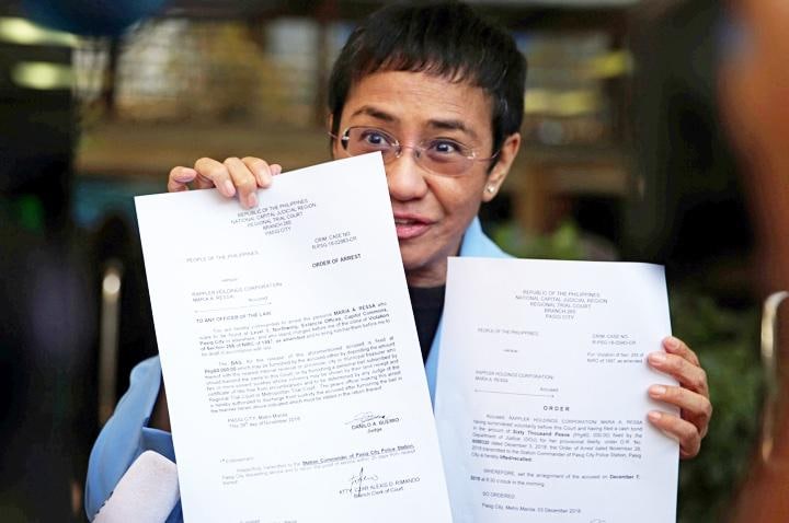 政権批判の報道でドゥテルテ大統領から圧力を受けるマリア・レッサ氏。写真は昨年11月脱税容疑で起訴された際のもの。 Eloisa Lopez - REUTERS