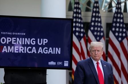 　４月２７日、トランプ米大統領は、新型コロナウイルス感染防止のために休校となっている国内の学校について、間もなく多くが再開するとの見方を示した。ホワイトハウスのローズガーデンで撮影（２０２０年　ロイター/Carlos Barria）