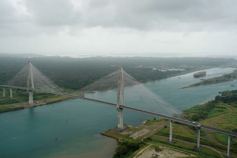 写真はパナマ運河を航行する船舶。2025年2月、パナマのコロンから撮影。 REUTERS/Enea Lebrun