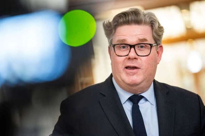 スウェーデンでは犯罪組織がＳＮＳを使って若者を仲間に引き入れ、殺人や爆破を実行させる事例が急増しており、政府はＳＮＳ運営会社が対策を講じなければＳＮＳの利用に年齢制限を設けることを検討している。複数の閣僚がこうした対応に前向きな見解を示した。写真はストレンメル法相。コペンハーゲンで９日撮影（２０２４年　ロイター/Ritzau Scanpix/Martin Sylvest）