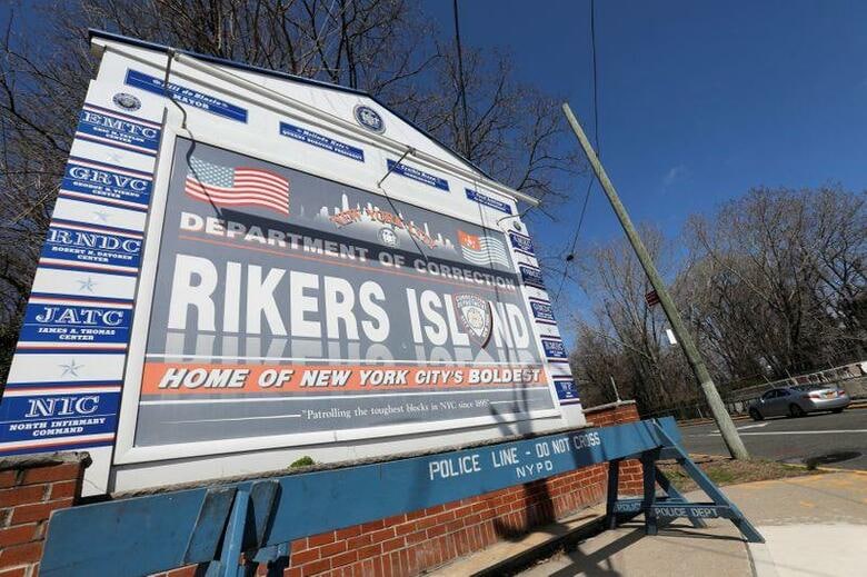 米国全土で拘置所・刑務所における新型コロナの感染が拡大し、収監者を保護するためにさまざまな措置を講じていることが報告されている。釈放された者は数千人にのぼるが、新型コロナに感染している可能性があるか、社会に感染を拡げるリスクがあるかを判定する医学的な診断は、まず行われていない。写真はニューヨーク市のライカーズ島にある拘置所。3月22日撮影（2020年　ロイター/Andrew Kelly）