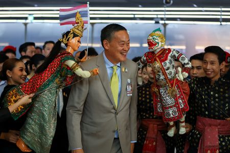 　９月２５日、タイ政府による中国人向けビザ免除措置が始まり、セター首相（写真）自らが第１陣となった観光客を空港で出迎えた。バンコクにある国際空港で撮影（２０２３年　ロイター/Athit Perawongmetha）