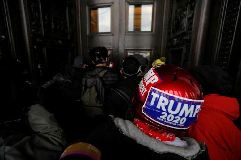 米議会ではトランプ大統領支持者の一部が侵入し占拠する騒動となったが、大統領は何週間も前から抗議集会を呼び掛け、この日の演説でも支持者に「戦い」を訴えていた。ワシントンで撮影（２０２１年　ロイター／Jim Bourg）