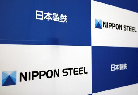　５月９日、日本製鉄は、２０２５年３月期（国際会計基準）の連結事業利益が前年比２５．３％減の６５００億円になるとの見通しを発表した。写真は同社のロゴ。２０１９年３月、都内で撮影（２０２４年　ロイター/Yuka Obayashi）