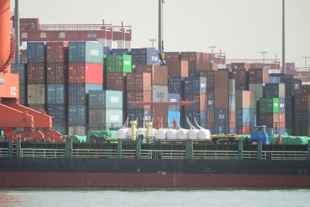　４月１７日、中国商務部の傳自応副部長が先週、欧州主要国の大使と会談し、中国と協力して米国の保護主義に対抗することを要請した。写真は１５日、青島の港に荷揚げされる貨物（２０１８年　ロイター）