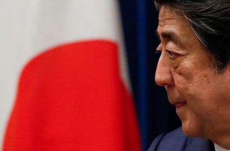 J安倍晋三首相は２７日の参院予算委員会で悪夢のような民主党政権と過去に発言してきた経緯に関し、事実に基づいて説明してきたと述べた。写真は３月１４日、首相官邸で撮影（２０２０年　ロイター/Issei Kato）