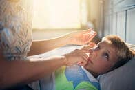 コロナ感染で息子の目が腫れ上がり、母が味わった「失明」の恐怖