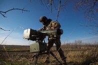 対戦車ミサイルがロシア兵に直撃...衝撃映像に「プロの仕事」「費用対効果が...」と反応さまざま