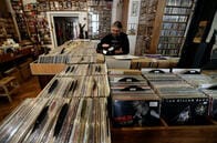 コロナ禍でレコード盤がCD売上を上回る勢い、その理由は......