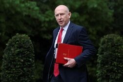 英国防相が辞任表明、軍事支出巡る対立で　政権に打撃