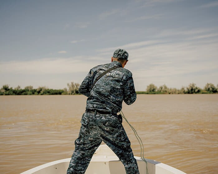 ウラル川を巡回する環境監視員