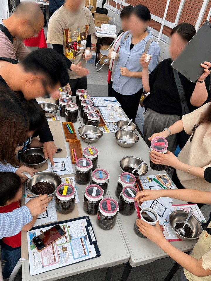 規格外などのコーヒー豆を使って食の大切さを実感できる「コーヒーブレンド体験」は人気の食育啓発プログラムだ
