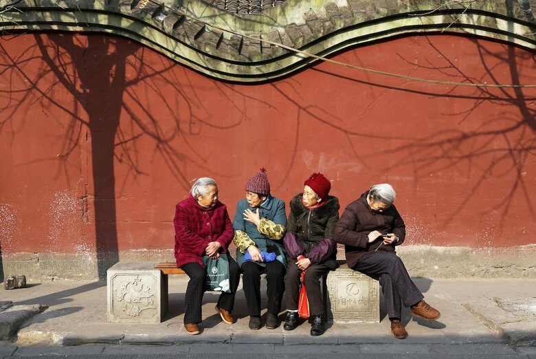 中国南西部・四川省南充市の公園で休む高齢者（2015年1月16日）　Oriental Image via Reuters Connect