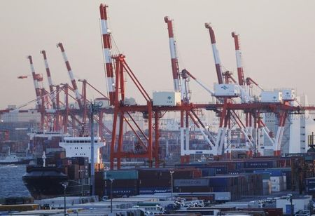 　内閣府が２月１５日発表した２０２３年１０─１２月期の国内総生産（ＧＤＰ）速報値は、物価変動の影響を除いた実質（季節調整値）が前期比０．１％減と、２四半期連続でマイナスとなった。都内で２０１３年２月撮影（２０２４年　ロイター／Yuya Shino）
