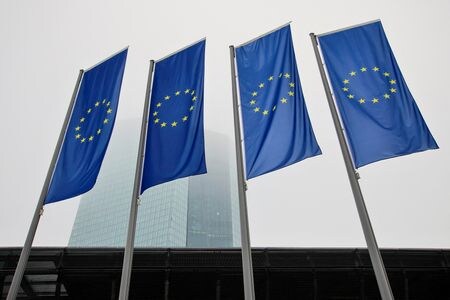８月２２日、  欧州中央銀行（ＥＣＢ）が発表した６月のユーロ圏の経常収支（調整後）は３５８億ユーロの黒字だった。写真はフランクフルトのECB本部で２０２２年１２月撮影（２０２３年　ロイター/Wolfgang Rattay）