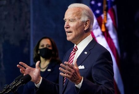 　バイデン次期米大統領（写真）が来年１月２０日に大統領に就任すれば、効果がいまひとつのトランプ式政策手法の再調整にはすぐに取り掛かるとみられる。一方で、イランや中国といった最優先の制裁対象に関する方針については、大幅に変更するとしても、じっくり時間をかけそうだ。１１月、デラウェア州ウィルミントンで撮影（２０２０年　ロイター/Kevin Lamarque）