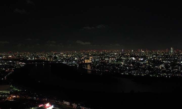 郊外や地方都市の超高層マンション最上階から臨む眺望は格別　埼玉県内で筆者撮影