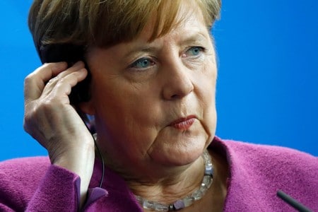 　４月１２日、ドイツのメルケル首相（写真）は、シリアの反体制派拠点で化学兵器が使われたとの疑惑について、シリア政府に対する軍事攻撃にドイツは参加しないが、化学兵器使用を容認しない姿勢を示そうとする西側の努力を支援すると述べた。写真はベルリンで撮影（２０１８年　ロイター／Fabrizio Bensch）