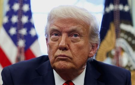 ４月１８日、米内務省は５年間の新たな海洋石油・ガス鉱区リース計画について意見公募を開始すると発表した。エネルギー開発を最大化するため北極圏などの新たな鉱区が含まれる可能性がある。写真はトランプ米大統領。ホワイトハウスの大統領執務室で１７日撮影（２０２５年　ロイター/Evelyn Hockstein）