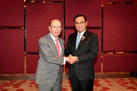　ロス米商務長官は４日、東南アジア諸国連合（ＡＳＥＡＮ）首脳会議に関連したビジネスフォーラムで、トランプ政権はアジアに「完全にコミット」していると述べた。 写真はバンコクで３日、タイのプラユット首相との会談で握手する同長官。タイ政府提供（２０１９年　ロイター）