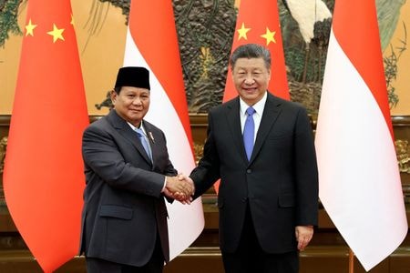 　４月３日、インドネシア大統領選でプラボウォ国防相が勝利した直後、ジャカルタの中国大使館はプラボウォ氏の愛猫「ボビー」にキャットツリーなどたくさんの玩具を送った。写真は１日、北京を訪問し、中国の習近平国家主席と握手するブラボウォ氏（２０２４年　ロイター/China Daily）