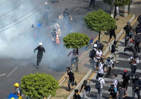 　３月２日、東南アジア諸国連合（ＡＳＥＡＮ）は２日、ミャンマー問題を巡り特別外相会合を開催する。写真はミャンマーのヤンゴンで、催涙ガスら逃げるデモ隊。２月撮影（２０２１年　ロイター／Stringe）
