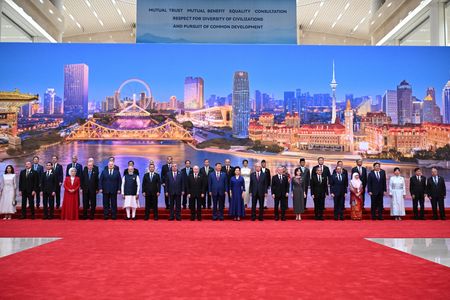 　９月１日　中国の習近平国家主席は１日、上海協力機構（ＳＣＯ）の全ての当事者に対し、その「巨大な市場」を活用するよう促すとともに、米国に対抗する新たな世界安全保障・経済秩序構築への野心を示した。写真は８月３１日、 天津市で撮影（２０２５年　Sputnik/Sergei Bobylyov/Pool via REUTERS ）