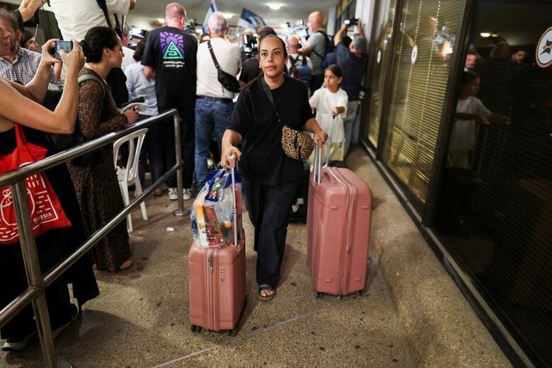 2026年9月30日、イスラエルに到着したフライドバイ機の乗客ら　REUTERS/Ammar Awad