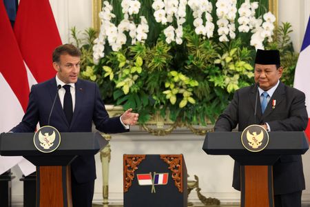 ５月２８日、インドネシアを訪問したマクロン仏大統領は、防衛装備品調達で両国が基本合意したと明らかにした。写真は同日、ジャカルタで記者会見するマクロン氏とプラボウォ大統領（２０２５年　ロイター/Ajeng Dinar Ulfiana）