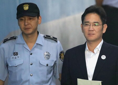 　８月２５日、韓国のソウル中央地裁は、贈賄罪などに問われたサムスングループ事実上のトップである李在鎔被告（サムスン電子副会長、写真右）の判決公判を開き、懲役５年の判決を言い渡した。写真はソウルで撮影（２０１７年　ロイター）