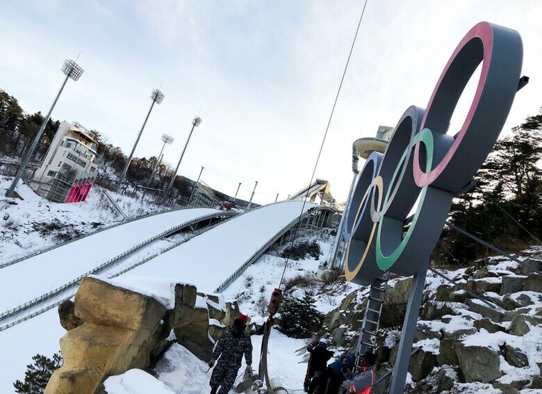 １月３０日、韓国は、平昌冬季五輪関連で北朝鮮が実施を中止した南北合同行事のほかにも、五輪関連で複数の合同事業を進めていく方針という。政府高官が明らかにした。写真は平昌のスキージャンプセンターで２５日撮影（２０１８年　ロイター／Pawel Kopczynski）