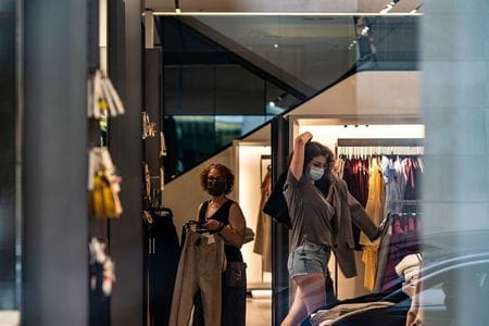 米労働省が１４日発表した６月の消費者物価指数は前月比０．６％上昇と、伸び率は２０１２年８月以来の大きさとなった。ニューヨークで５日撮影（２０２０年　ロイター/JEENAH MOON）