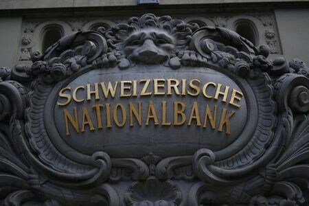 スイス国立銀行（中央銀行）は２５日、超緩和的な金融政策の維持を決定した。その一方でインフレ率の見通しを引き上げ、為替介入についての表現を弱めたが、拡張的な金融政策を終了するサインではないとの見方が大勢だ。ベルンで昨年３月撮影。（２０２１年　ロイター/Denis Balibouse）