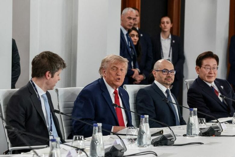 写真は米国のトランプ大統領と韓国の李在明大統領ら。2026年6月17日、フランス・エビアンで撮影。REUTERS/Evelyn Hockstein