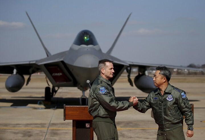 米韓両空軍の司令官（2月17日）　Kim Hong-Ji-REUTERS