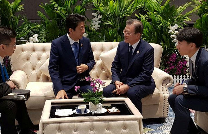 バンコクで開催中のASEAN関連首脳会議の会場で安倍首相（中央左）と話し込む文在寅大統領（中央右）（11月4日）　The Presidential Blue House/Yonhap/REUTERS